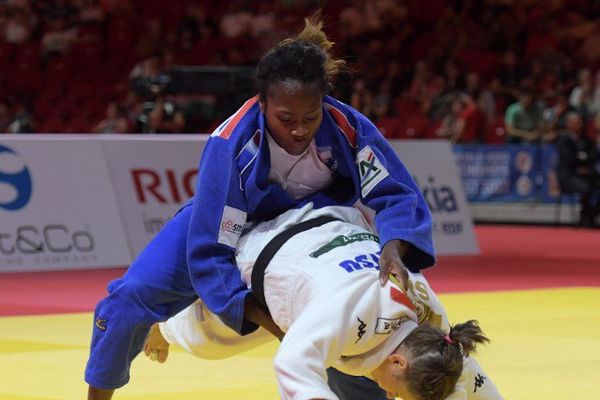 Clarisse Agbegnenou face à Tina Trstenjak lors de la finale des -63 kg aux Championnats du monde de judo, le 31 août 2017 à Budapest.
