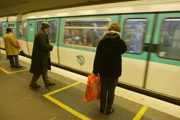 Illustration : sur le quai du métro parisien