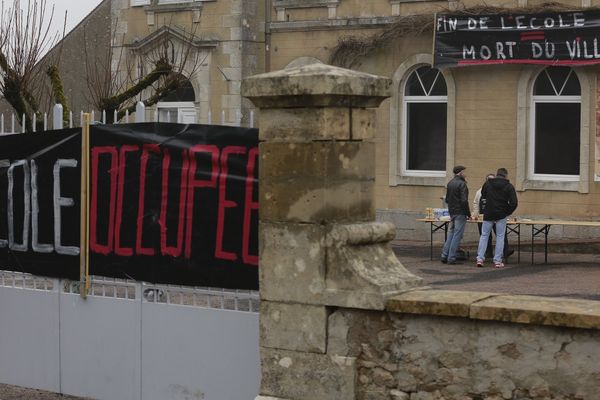 Un groupe de parents d'élèves occupe l'école de Saint-Léger-Vauban depuis 9 heures. 