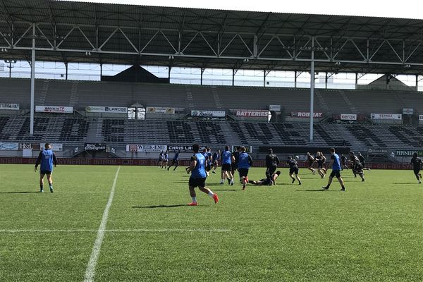 Derniers réglages pour les Brivistes sous un soleil printanier, et sur une pelouse du Stadium en parfait état.