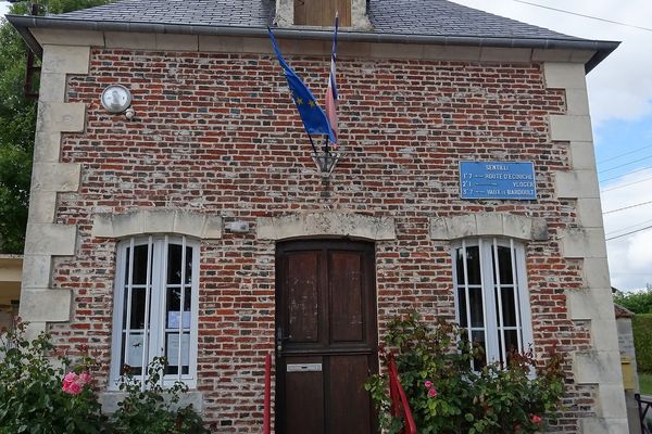 Dans l'Orne, la pluie gagnera Sentilly et sa petite Mairie dans la matinée de ce LUNDI.