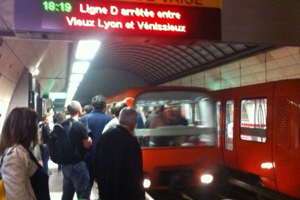 Sur les quais de la Ligne D où le trafic est stoppé entre Vieux Lyon et Vénissieux