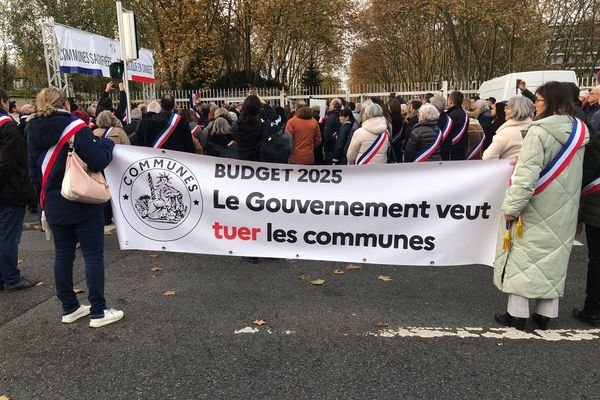 Les maires de l'Essonne se sont rassemblés ce lundi matin devant la préfecture du département.