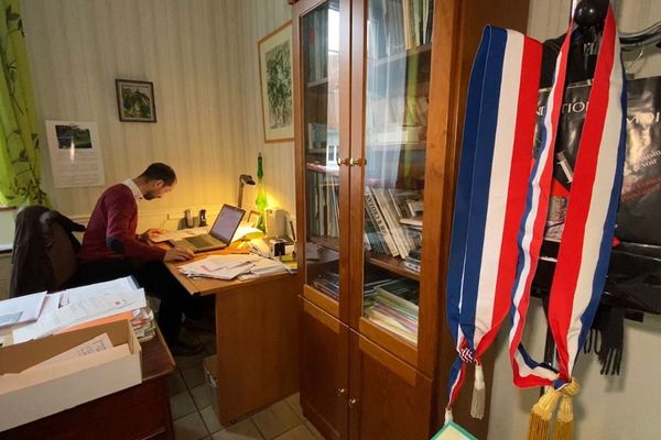 Le maire de Fresselines dans son bureau