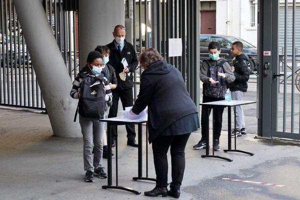 Des élèves se désinfectent les mains avant de rentrer dans un collège de Marseille. (Illustration)