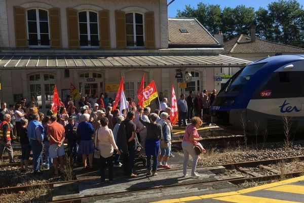 Le comité de défense de la ligne ferrovière Aurillac-Brive a organisé une manifestation et a bloqué symboliquement un train en gare de Laroquebrou dans le Cantal pour s'opposer à la fermeture du guichet