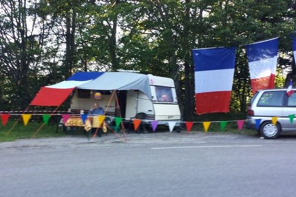 Des supporters du Tour étaient déjà installés lundi dans la montée d'Ax-3 Domaines