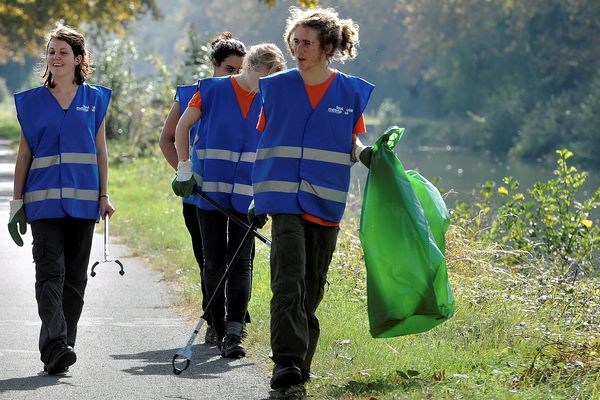 En octobre 2014, des jeunes volontaires effectuent leur service civique solidaire en nettoyant les berges de la Garonne à Toulouse