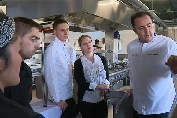 Les candidats écoutent le Chef