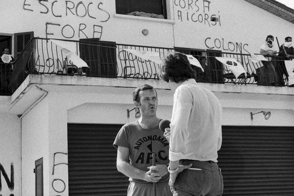 Edmond Simeoni interviewé par un journaliste, lors de l'occupation d'une cave à Aleria, le 22 août 1975 