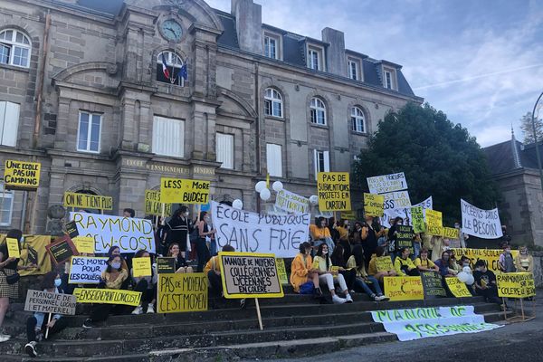 Forte mobilisation lundi 13 septembre 2021 devant la cité scolaire Raymond Lœwy pour dénoncer la dégradation des locaux.