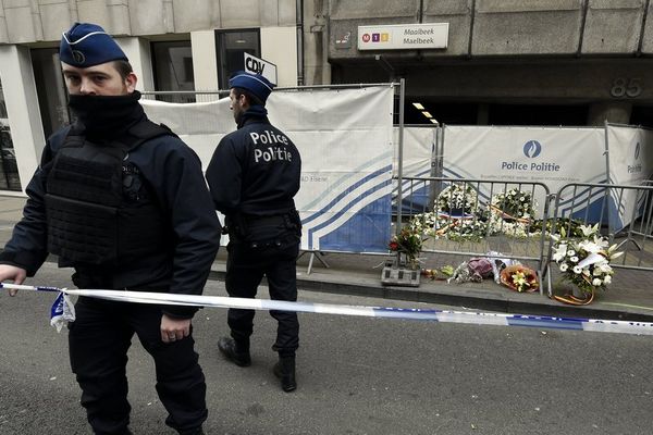 Devant la station de métro Maelbeek à Bruxelles, deux jours après les attentats qui ont fait 32 morts à Bruxelles.