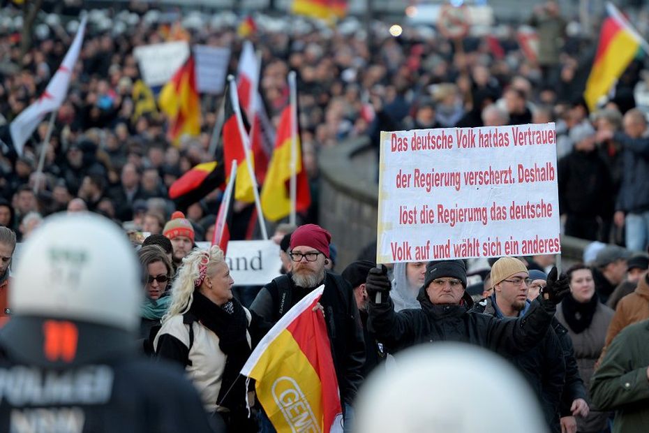 Merkel Dehors Manifestation Sous Tension De Lextrême Droite à Cologne 7765