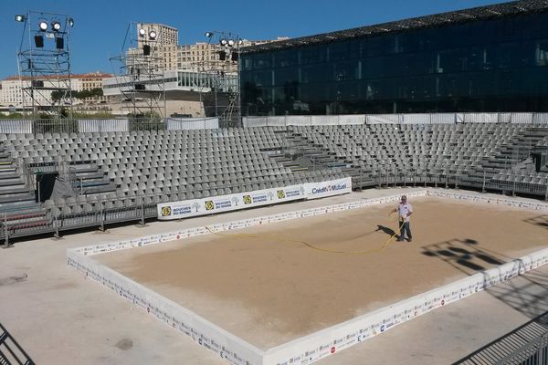 Les finitions sur le boulodrome installé sur le parvis du Mucem.