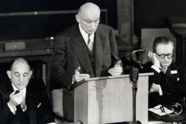 Robert Schuman, l'un des pères fondateurs de l'Europe était né allemand, au Luxembourg alors annexé. Le 12 mai 1959 à Londres où il intervient comme président du mouvement Européen, lors de la première session de la Conférence industrielle européenne à Church House.