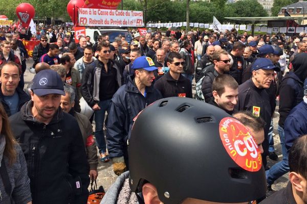 La manifestation contre la loi travail a démarré dans le calme depuis la place de l'école militaire (Paris 7e).