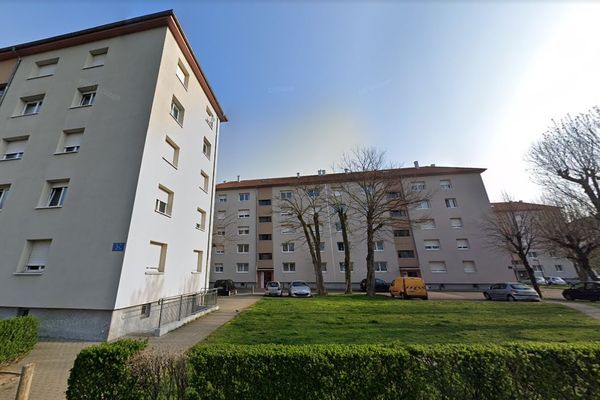 La femme a été retrouvée sur le trottoir au bout de la rue de l'Ill, au nord de Strasbourg.