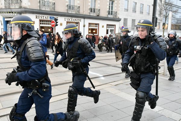 Les forces de l'ordre pendant la manifestation du 11 février 2017 à Nantes, au niveaux du monument des 50 otages.