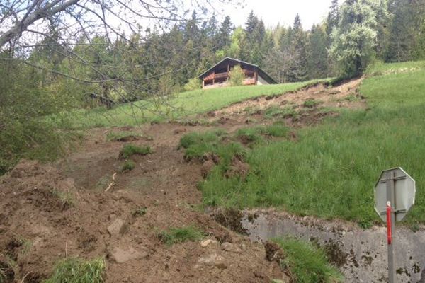 Sur la RD909 , une coulée de boue entre Les Villards-sur-Thônes et Saint-Jean-de-Sixt