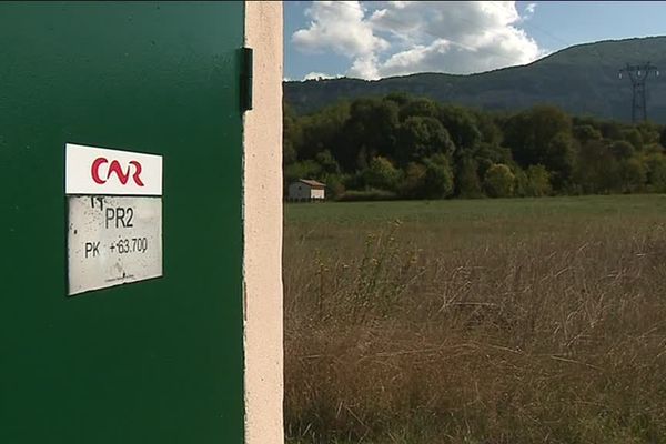 Le terrain de la Compagnie Nationale du Rhône est prêt à accueillir les panneaux photovoltaïques à Villebois (Ain).