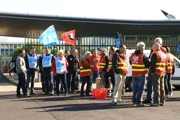 Une cinquantaine d'ouvriers de l'AIA à Aulnat ont débrayé jeudi matin pour manifestation contre le gel de leur rémunération jusqu'en 2017