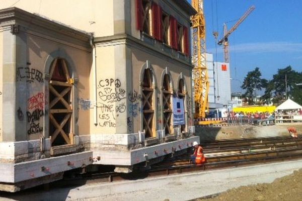 La gare de Chêne-Bourg posée sur un système de rails. 