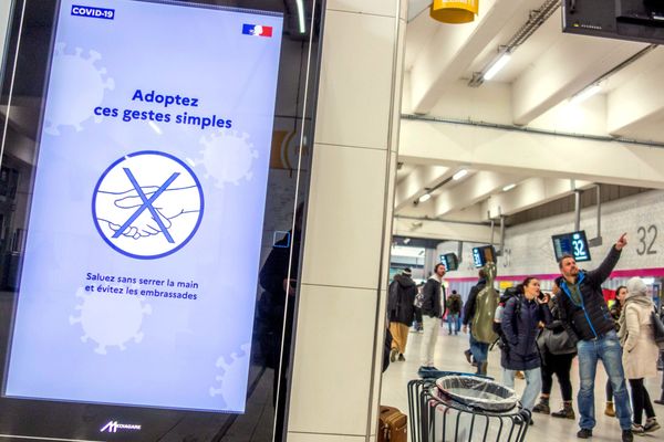 La SNCF affiche des messages de prévention au coronavirus dans ses gares.