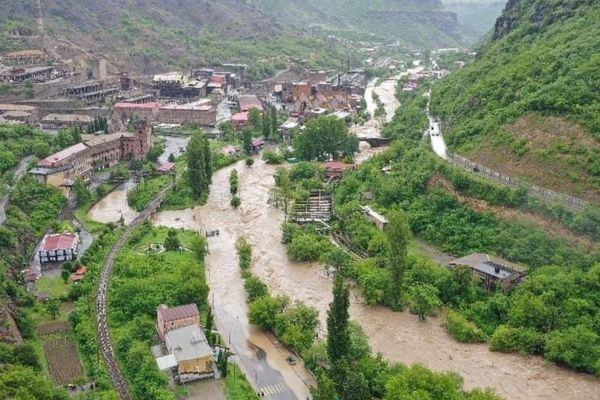 La rivière Debed a débordé de son lit dans la région de Lori, au nord de l'Arménie, provoquent d'importants dégâts.