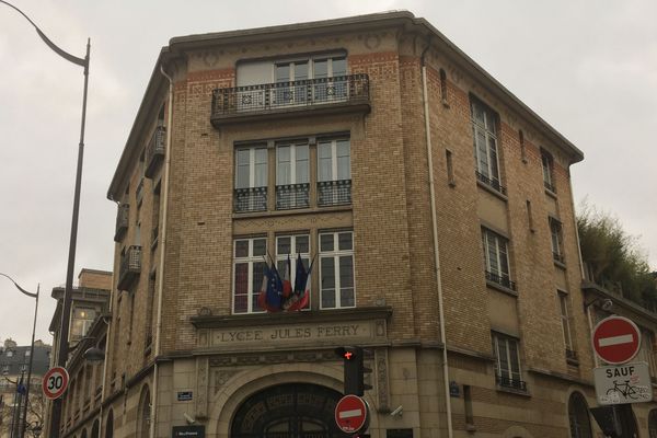 Dans un lycée du XXe arrondissement, le lycée Maurice-Ravel, les élèves ont été confinés jusqu'en fin de matinée