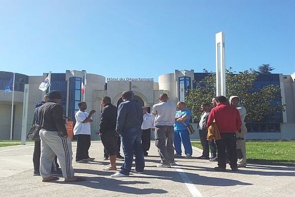 Rassemblement des protestataires devant le conseil général