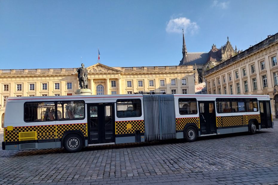 “Old Bus in Nostalgic Colors of Reims’ Past Returns to Circulation”