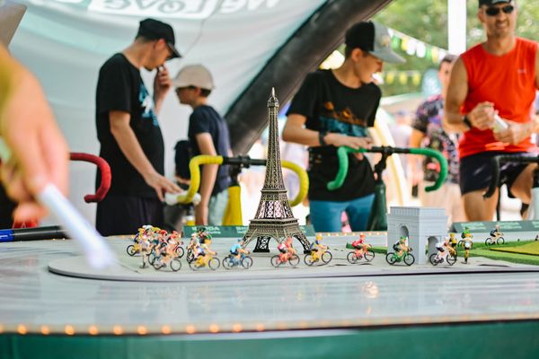 Des cyclistes miniatures pédalent autour de la tour Eiffel