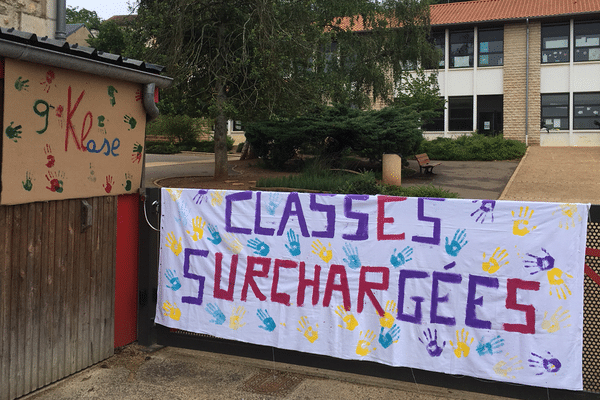 Manifestation des parents d'élèves de l'école Péruchon de Ligugé dans la Vienne.