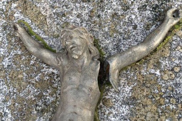 Depuis le début de l'année, sept cimetières ont été vandalisés dans le Bessin (Calvados).