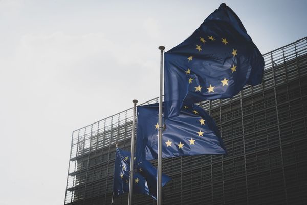 Drapeaux Europeens devant les institutions de l'UE dans la capitale belge