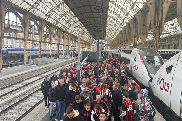 Le retour des supporters niçois avec le dernier train venu de Paris.