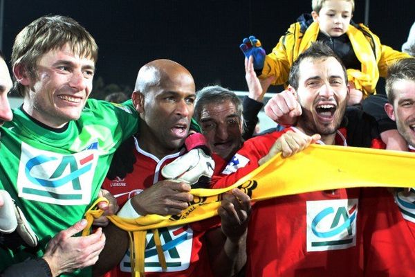 22/01/14 - Le gardien de L'Ile Rousse, Florent Menozzi (en vert) célèbre la victoire héroïque sur Bordeaux