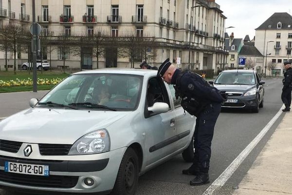 Contrôle de police à Tours relatif au confinement