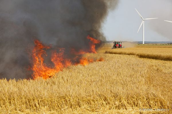 Feu de récolte sur pieds à Essuiles (Oise).