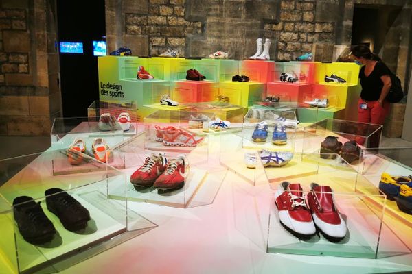 Les baskets ont rapidement un moyen de se démarquer et de montrer son appartenance à un milieu ou un sport. Exposition au musée des arts décoratifs de Bordeaux. 