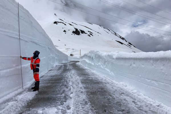 Mi-mai, des murs de neige pouvaient encore attendre quatre mètres de hauteur dans le col du Petit-Saint-Bernard (Savoie).