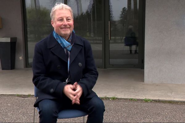 François Belay nous raconte son année de confinement, devant les locaux où se situait son entreprise jusqu'en décembre 2020. Il a dû partir, faute de pouvoir assumer le loyer. 