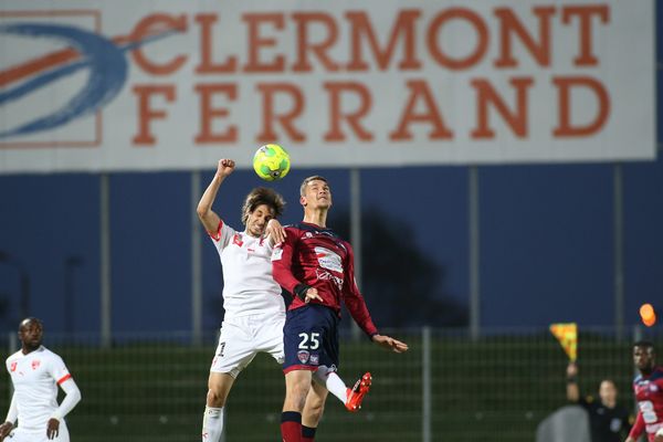 Ligue 2/32éme journée : malgré une seconde période plus aboutie, les clermontois n'ont pas réussi à s'imposer à domicile face à une équipe de Nîmes accrocheuse (2-3)