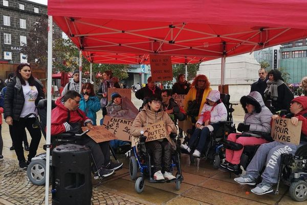 Des parents d'enfants handicapés ont manifesté Place de Jaude à Clermont-Ferrand. 