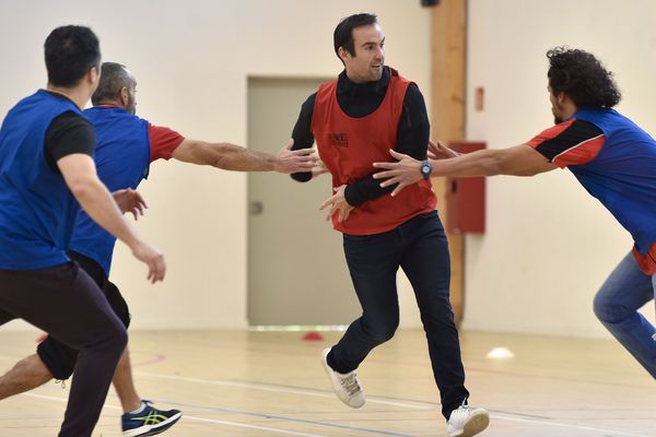 L'emblématique numéro 9 de l'ASM Clermont Auvergne Morgan Parra jouant au rugby avec des détenus de la prison de Riom (Puy-de-Dôme), le 5 décembre 2018.