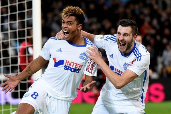 Mario Lemina célèbre son but avec Andre-Pierre Gignac. 