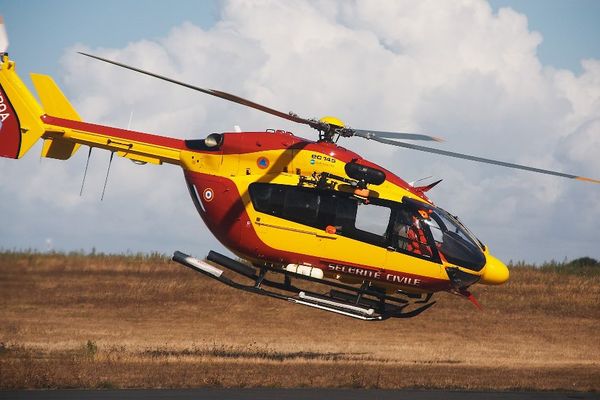 L'hélicoptère Dragon 17 de la Sécurité civile est basé à La Rochelle.