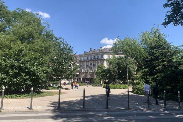 Ancienne "Porte des bouchers", puis "Porte Dauphine", la place d'Austerlitz a été ainsi baptisée en 1806, après la visite de Napoléon Ier.