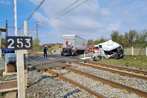 La cabine du camion a été heurtée deplein fouet par la locomotive 