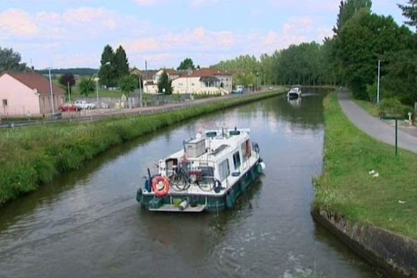 Le domaine fluvial bourguignon comprend 8 canaux et 4 rivières, soit 1 006 km. 